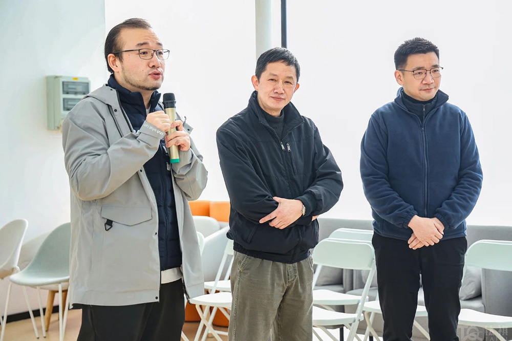 黨委書記張東馳(左邊)、-CTO項黨(中間)、技術規劃部總監錢昕(右邊).jpg